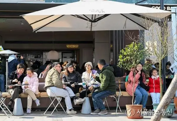 [투데이 포커스] 테라스에서 즐기는 낭만…中 상하이 야장 문화, 新 소비 동력으로 떠올라