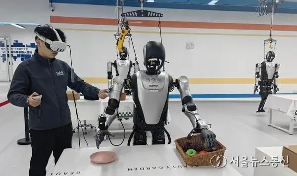 [테크] 쌍절곤·백플립까지 거뜬…올해, 中 이족보행 휴머노이드 로봇 원년 되나