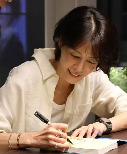 김지호, 도서관 책에 밑줄 인증 논란…“경솔했다” 사과·변상 약속