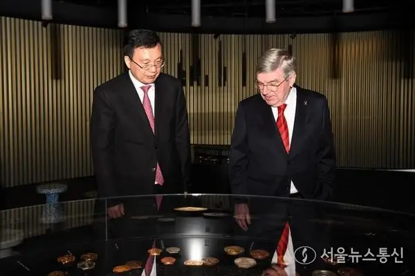 [이슈] 푸화 신화통신사 사장, 바흐 IOC 종신 명예위원장과 회견…"양측 긴밀한 협력 심화해 나가자"