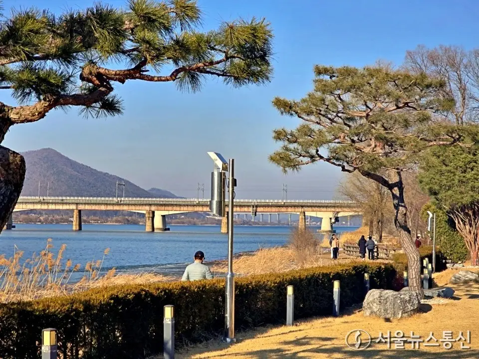[오늘 날씨] 낮 최고 15도 ‘포근’…남부 비·강원 산지 눈