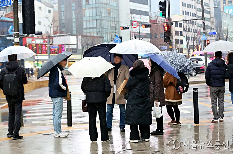 [오늘 날씨] 출근길 전국 흐리고 '비·눈'…강원·경북 산지 ‘폭설’ 주의