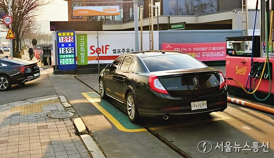 정부, 고유가 대응 총력…유류세 인하 검토·최고가격제 시행 예고