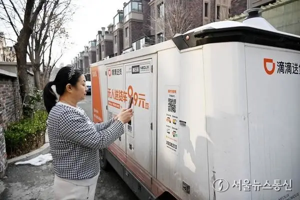 [투데이 포커스] 中 칭다오 누비는 무인 택배차…운전자 없어도 배송 '척척'