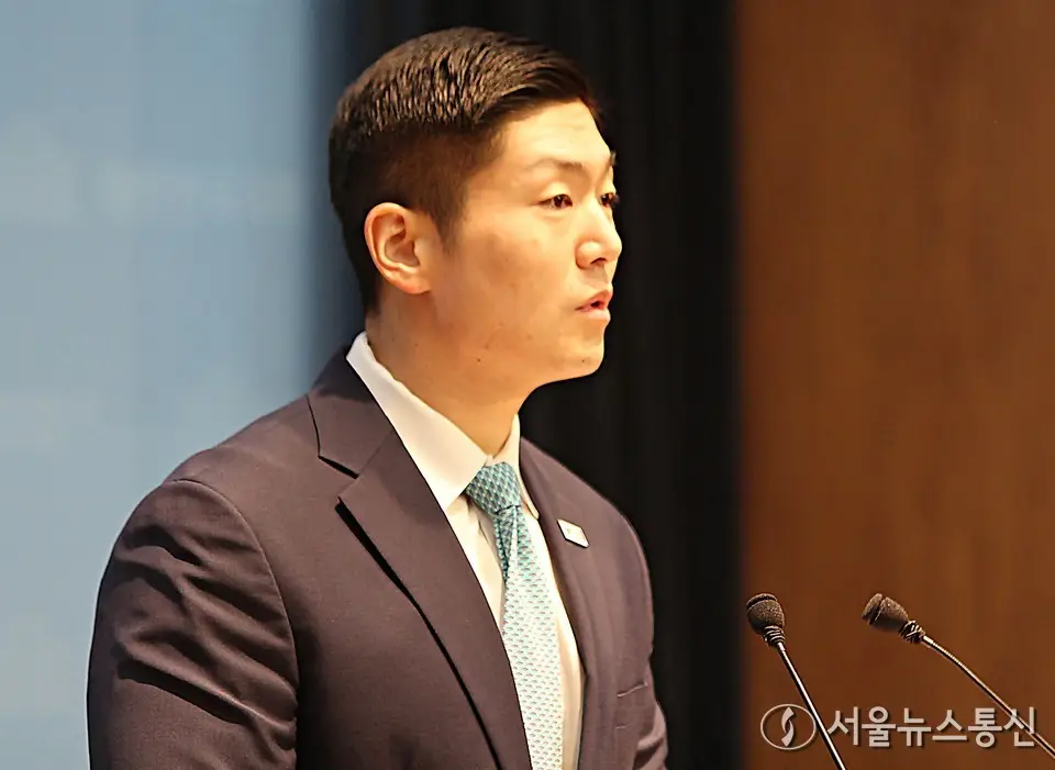 기자회견하는 김재섭 의원