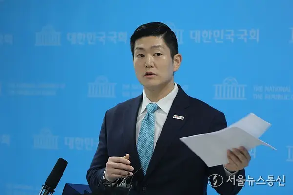 野 김재섭 의원, "정원오 민주당 시장 후보, 멕시코 칸쿤 출장에 女직원과 단둘이"…"성동구청 서류엔 ‘男’으로기입"
