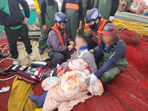 군산해경, 어청도 해상 어선서 부상당한 외국인 선원 2명 '헬기 이용' 긴급 이송