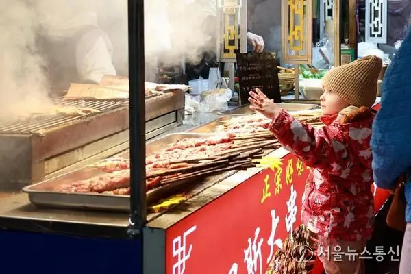 [사진] "꼬치 하나 주세요" 야시장에서 먹거리 구매하는 어린이