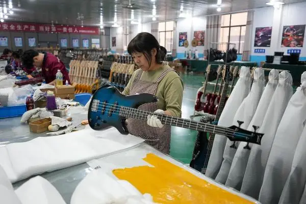 [사진] 꼼꼼하게 기타 검수하는 中 악기 생산기업 직원