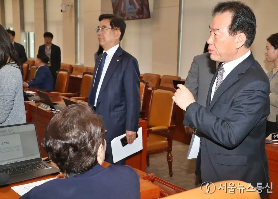 대화 나누는 정태호 간사-임이자 위원장