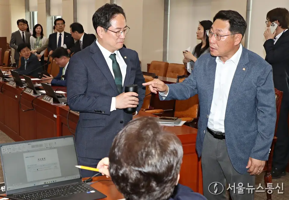 대화하는 박수영-김영환