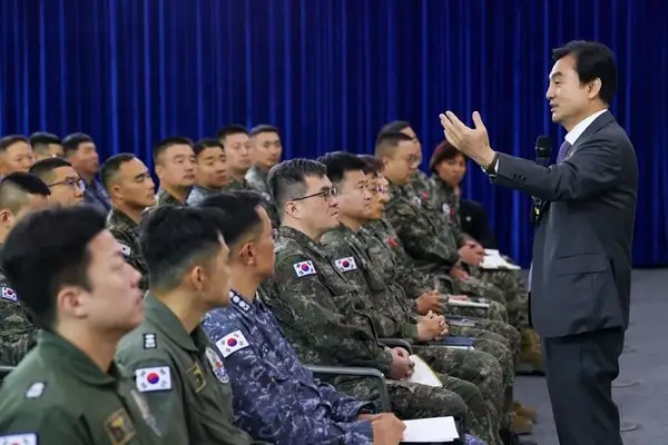 안규백 “군 복무를 지적 도약의 시간으로”…'한 총, 한 책' 프로젝트 추진