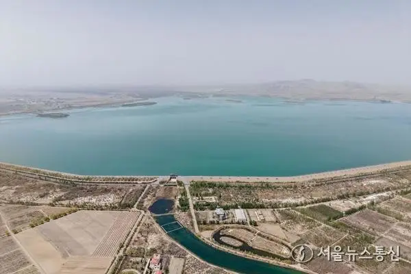 [사진] 사막 속 푸른 보석 中 간쑤성 '훙야산 저수지'