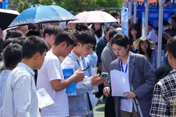 [사진] 채용 업체 직원이 알려주는 일자리 정보에 '집중'