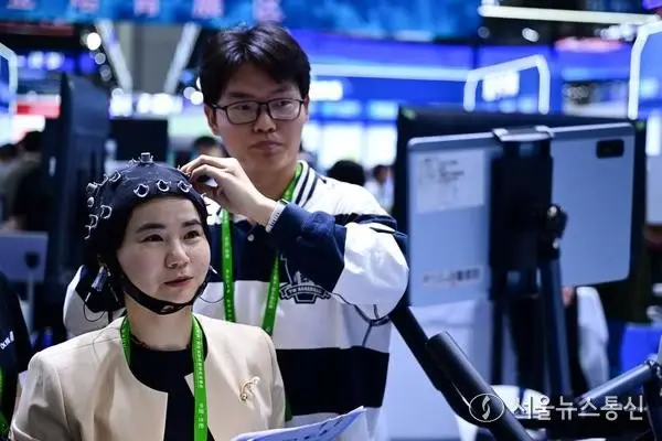 [사진] 뇌-컴퓨터 인터페이스 장비 체험하는 관람객