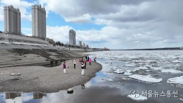 [사진] 中 헤이허를 따라 유빙 둥둥