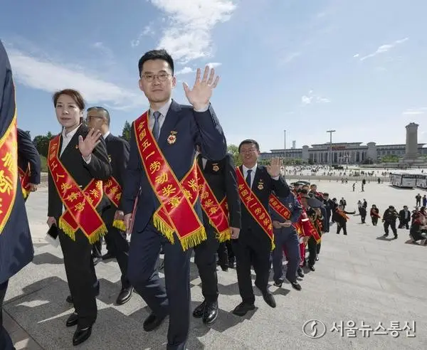 [사진] 인민대회당으로 입장하는 中 노동자 대표들