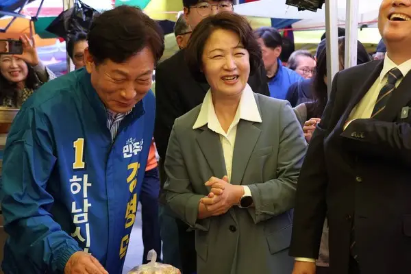 민주당 원팀과 하남 덕풍시장 찾은 추미애 “도정, 입법으로 지역 발전 더 크게 이끌 것”