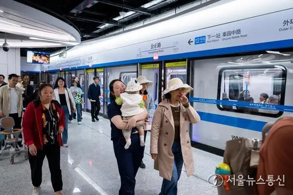 [사진] 새로 개통된 지하철 탑승하는 中 우한 시민