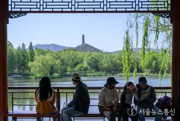 [사진] 노동절 연휴에 베이징 베이우공원 찾은 관광객