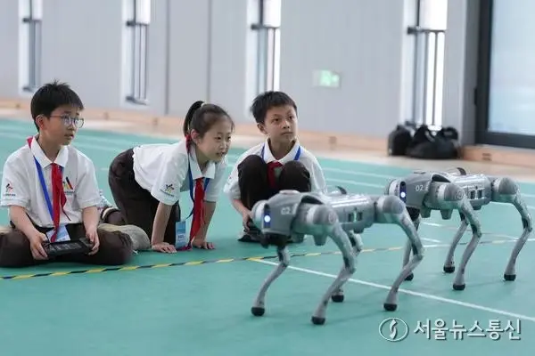 [사진] 움직여봐~ 사족보행 로봇 조종하는 학생