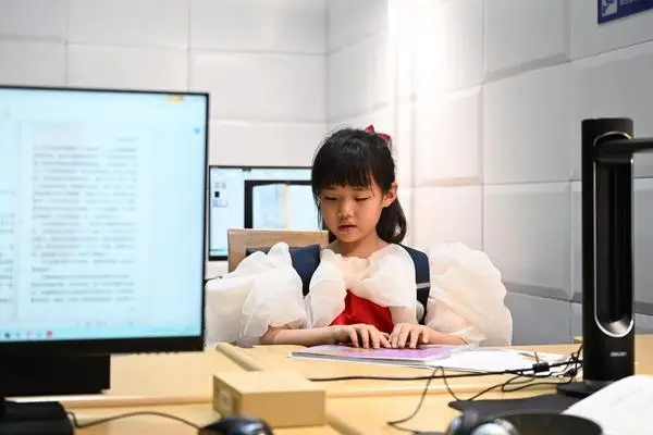 [사진] 점자 그림책 읽는 어린이