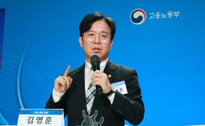 김영훈 노동장관, 삼성전자 노사 갈등에 …“긴급조정보다 끝까지 대화가 우선”