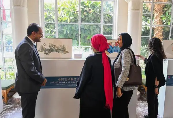 [사진] 中·아랍 예술전 전시품 감상하는 귀빈