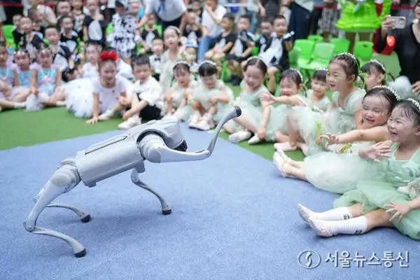 [사진] 로봇개 공연 관람하는 中 어린이