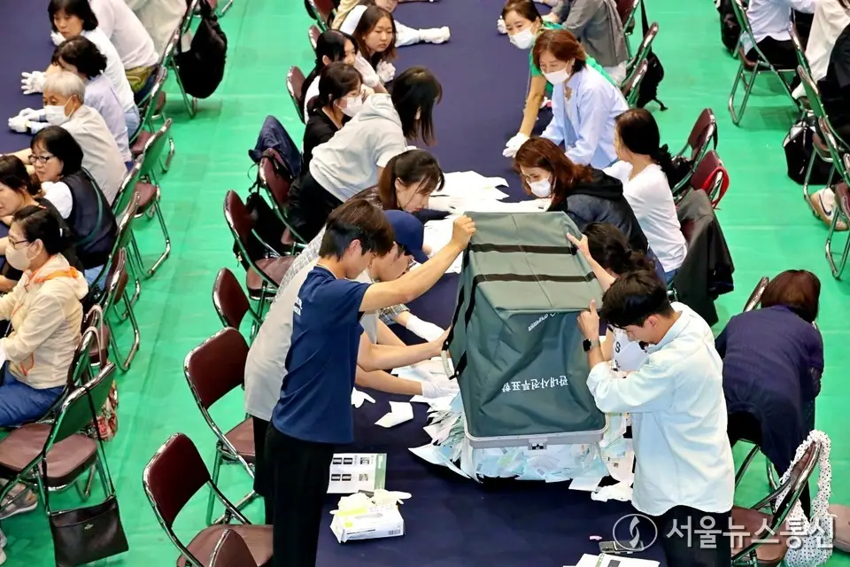 6·3 지방선거 개표 시작하는 사무원들