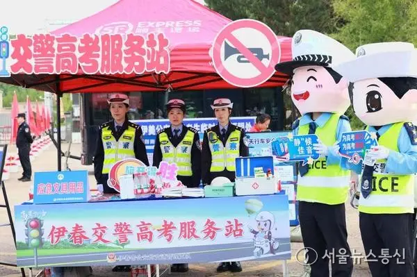 [사진] 中 대입 시험 시작…지원 업무에 임하는 경찰