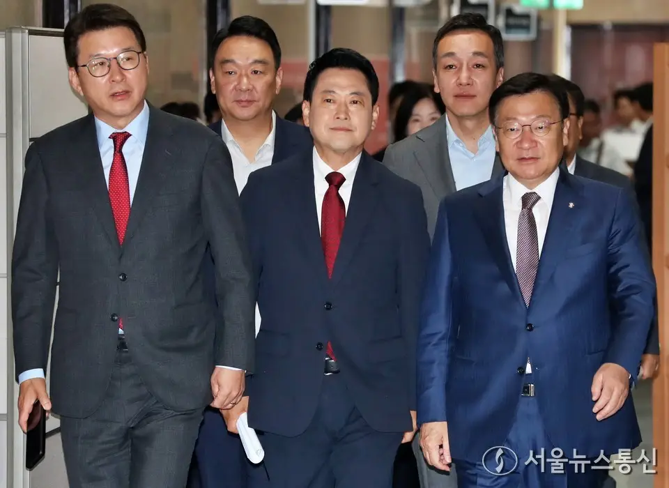 최고위 참석하는 장동혁 대표-정점식 원내대표