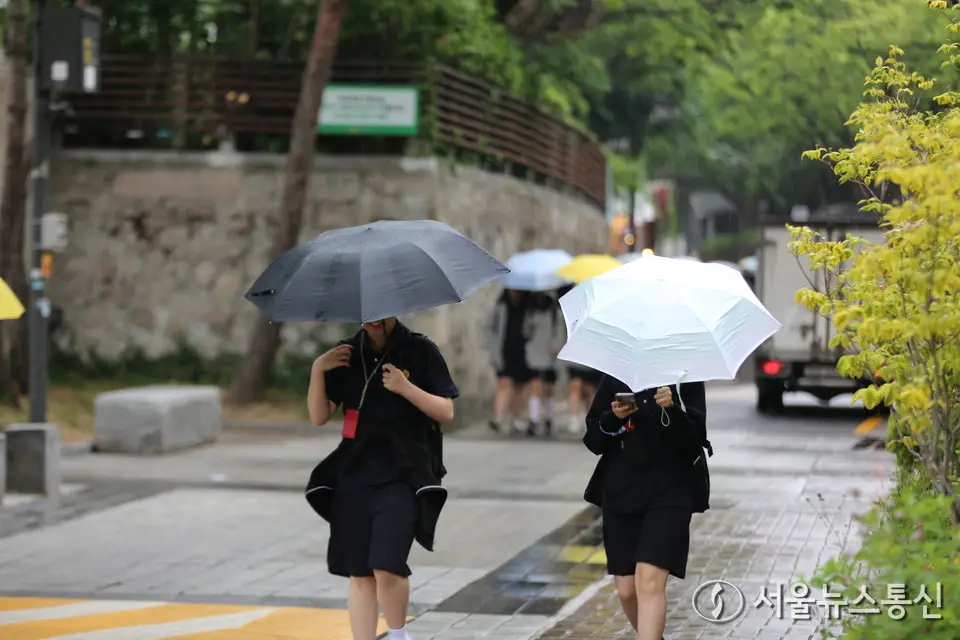 [내일 날씨] 오후부터 내륙중심 요란한 '소나기'…낮 최고 28도