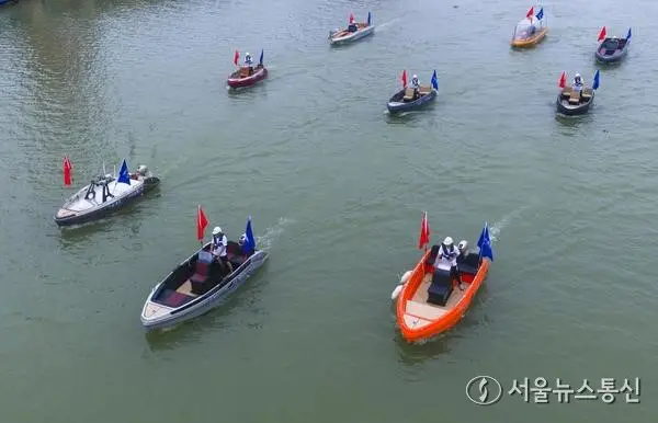 [사진] 항구 주변에서 시운항 중인 신에너지 선박
