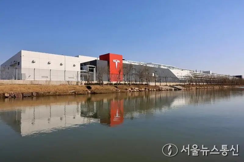테슬라 ‘오토파일럿’ 작동 차량 주택 돌진… 70대 여성 숨져