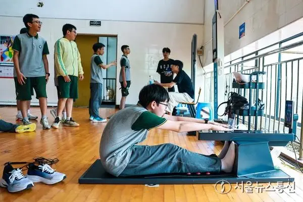 [사진] AI 기기로 체력 측정하는 中 학생