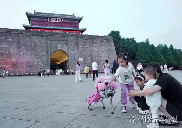 [사진] 로봇개와 교감하는 관광객들