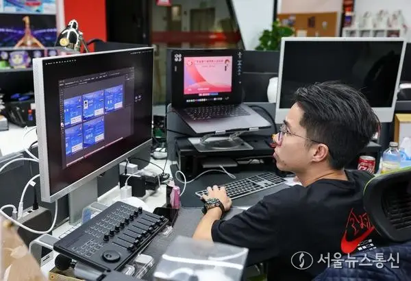 [사진] 작업에 한창인 中 루이펑 문화전파회사 직원
