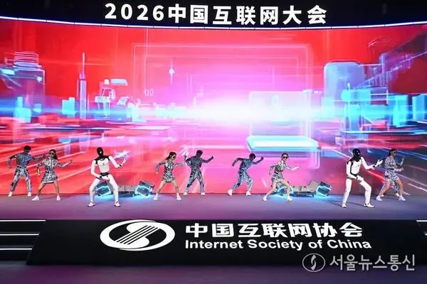 [사진] 인간과 로봇이 함께 선보이는 댄스