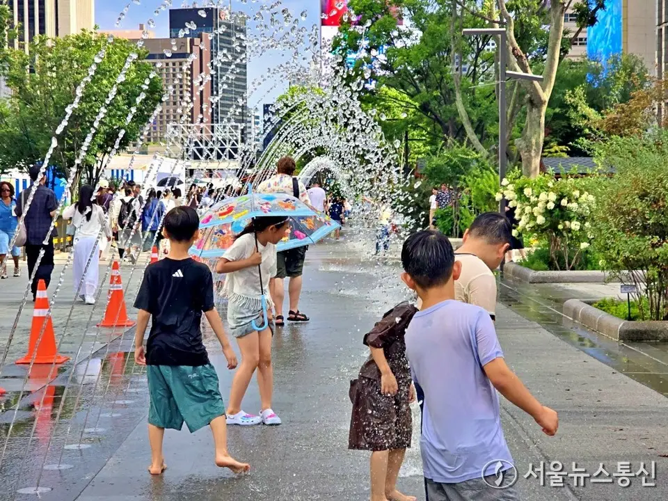 [내일 날씨] 수도권 낮 최고 39도 '극한 폭염'…열대야·제주 비 이어져