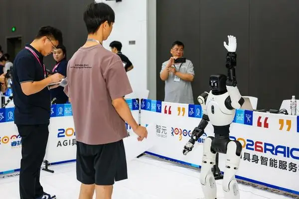 [사진] 中 항저우, 임바디드 로봇 조종하는 참가 선수