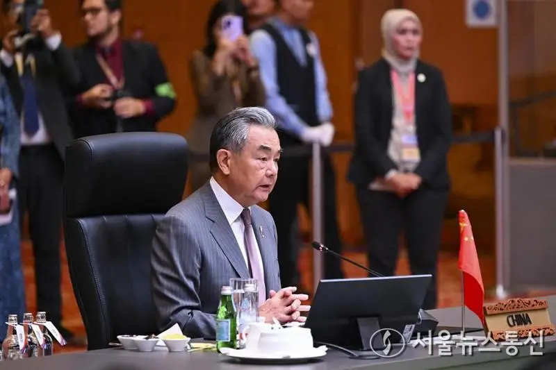 왕이 "북미회담은 북·미가 결정할 일"…조현 "한반도 비핵화에 中 역할 당부"