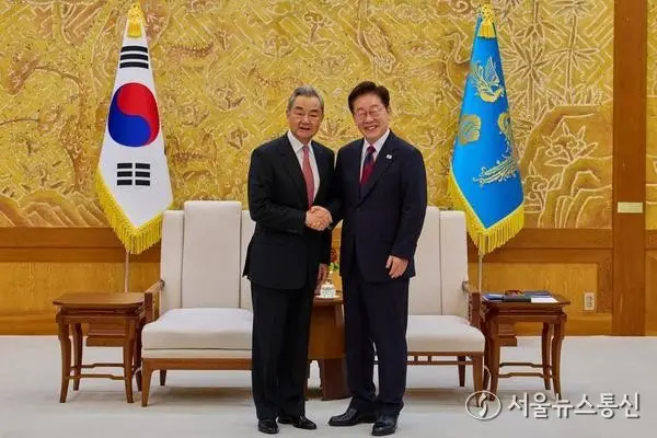 [이슈] 韓 이재명 대통령, 中 왕이 외교부장과 회견