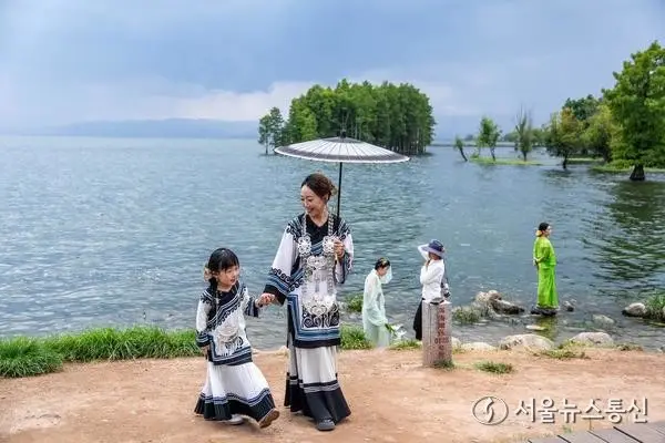 [사진] 맑은 물을 배경으로 '찰칵'