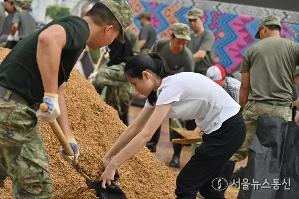 [사진] 모래주머니 만드는 中 구조대원들
