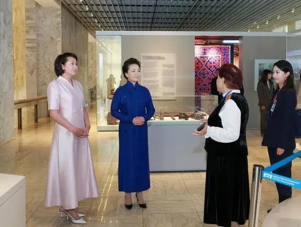 [이슈] 펑리위안 여사, 자파로바 여사와 키르기스스탄 국립역사박물관 참관