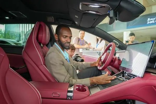 [사진] BYD 차량 살펴보는 아태 미디어 고위급 포럼 참석자들