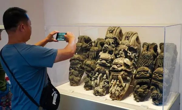 [사진] 후이저우 목조 예술전 관람하는 中 관람객