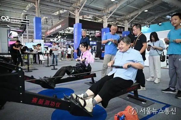 [사진] 헛둘 헛둘~ 로잉머신 체험하는 CIFTIS 관람객
