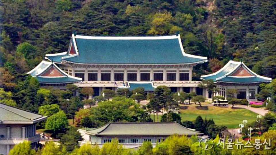 靑,, 북 탄도미사일 발사에 긴급 회의… "도발 즉각 중단하라"